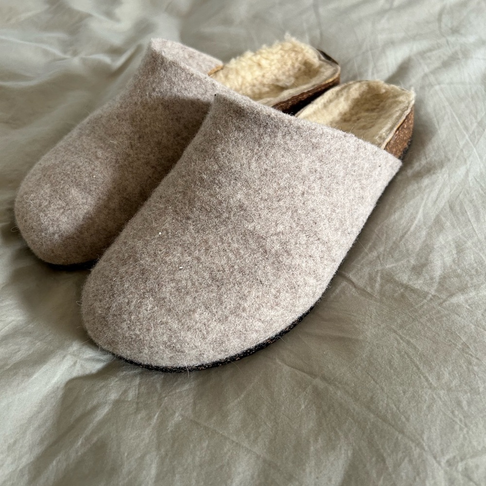 Beautiful oatmeal felt real Sherpa lined clogs size 7.5.